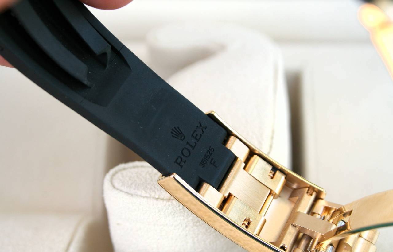 ROLEX YACHT MASTER - GOLD BLACK